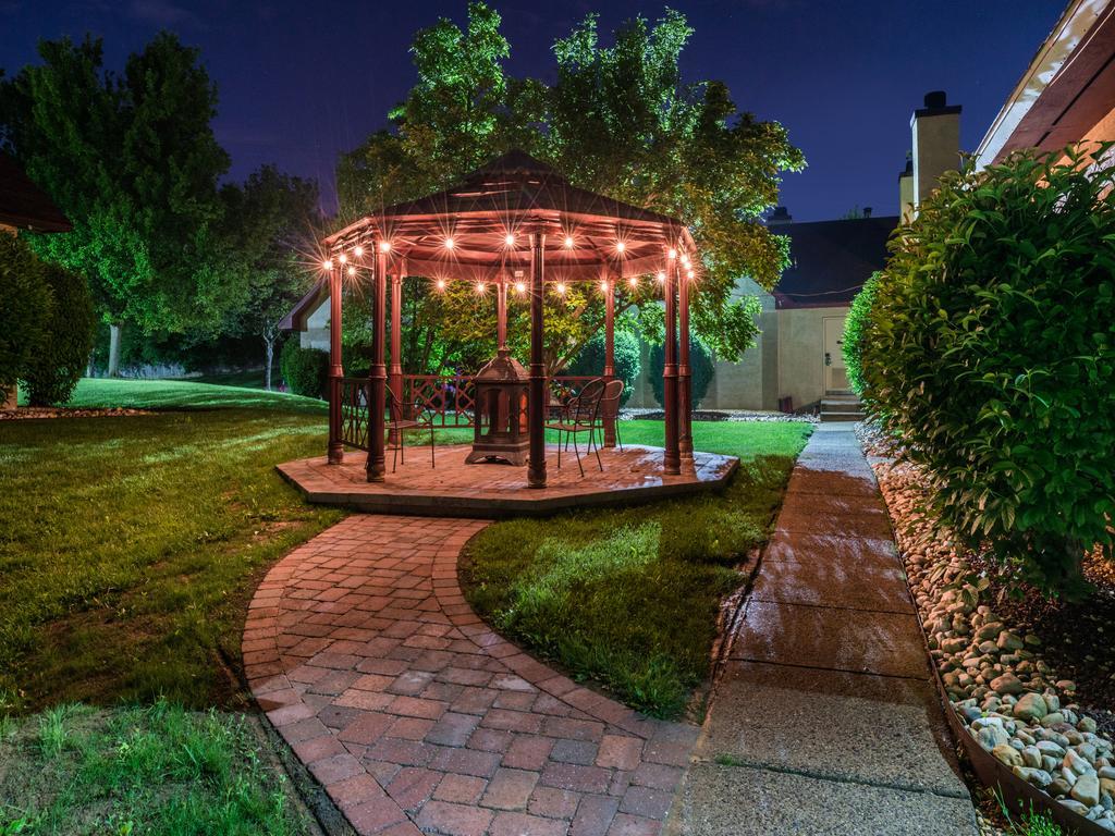 Inn Of The Dove Romantic Luxury & Business Suites Bensalem Exterior foto